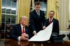 Trump sammen med Rob Porter (midt) i det ovale værelse i januar 2017. Trods beskyldningerne, priste Trump fredag sin tidligere nøglemedarbejder og fremhævede, at Porter har sagt, at beskyldningerne om hustruvold er falske. Foto: AP/Evan Vucci