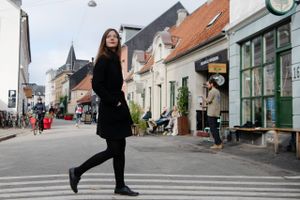 Enhedslistens spidskandidat Laura Bryhl vil arbejde for en bilfri midtby og mere grøn kollektiv transport, hvis hun kommer i Aarhus Byråd efter kommunalvalget. Som minimum bør politikerne starte med at indføre bilfrie søndage, mener hun.