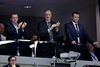 Statsminister Lars Løkke Rasmussen (V) og daværende kultur- og kirkeminister Bertel Haarder (V) til VM i damehåndbold i Herning sidste år. Efter regeringsudvidelsen i november ringede Løkke til Haarder og tilbød ham stillingen som generalkonsul i Flensborg. Arkivfoto: Jens Dresling