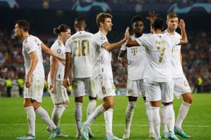 FC Barcelona må lade livet i CL-gruppespillet, og Bayern sikrede sig gruppens førsteplads med en 3-0-sejr.