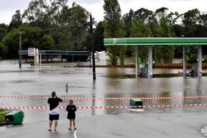 Oversvømmelser i Australien sammenlignes i konsekvens med brande under den australske sommer i 2019 og 2020.