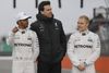 Toto Wolff (i midten) havde sidste år et hyr med at holde ro i Mercedes-lejren. I år er Valtteri Bottas (th.) kommet til, og han har ikke tænkt sig at lette foden på speederen for at køre som nummer to efter Lewis Hamilton. Foto: Frank Augstein/AP