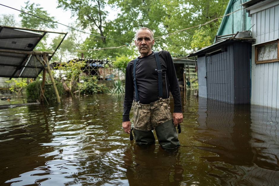 Evakueringen af folk ramt af oversvømmelser er under russisk beskydning i Ukraine efter ødelæggelsen af dæmning. Samtidig udfolder kæmpe miljøkatastrofe sig. Sprængningen af dæmningen skete sandsynligvis indefra.        