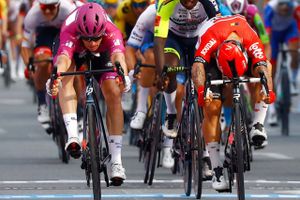 Arnaud Demare var hurtigst for anden dag i træk, da en Giro d'Italia-etape skulle afgøres i en massespurt.
