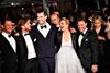 Claes Bang var lørdag aften på den røde løber i Cannes til gallapremieren på "The Square". Fra venstre er det Dominic West og Ruben Östlund, og til højre for Claes Bang er det Elisabeth Moss og Terry Notary. Foto: Julien Zannoni/APS-Medias