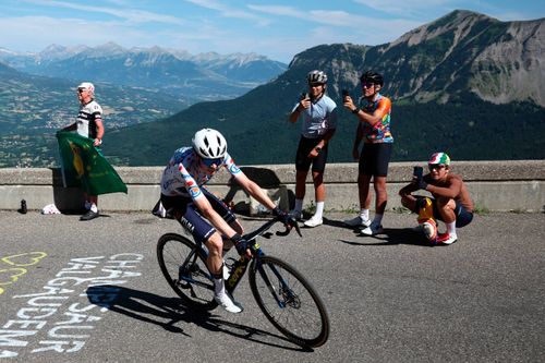 Jonas Vingegaard alene i bjergene - det kan blive scenariet i de kommende dage. Spørgsmålet er, om det bliver i front eller ved at blive distanceret af konkurrenterne i klassementet. Foto: Anne-christine Poujoulat