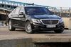 Den nye generation af Mercedes-Benz’ fineste modelrække, S-Klassen. Man kan vælge mellem tre motorer plus den tunede AMG, kort og lang karrosse – her kører vi lang med den V8-cylindrede 500-motor. Pris: 1,9 mio. kr. som basisbil plus for i runde tal 1 mio. kr. udstyr. Fotos: Flemming Haslund og Mercedes