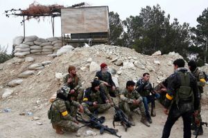 Tyrkisk støttede syriske oprørere nord for byen Azaz i Syrien, nær grænsen til Tyrkiet. Foto: Nazeer al-Khatib/AFP