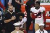 Fire dage før dette foto blev taget, satte Colin Kaepernick sig første gang ned under nationalsagen før en træningskamp. Dengang var han i civilt tøj. Den 1. september 2016, hvor billedet stammer fra, gentog han stuntet. Foto: AP Photo/Chris Carlson
