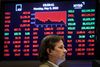Investorerne oplever både uro på aktiemarkederne, og at deres leveomkostninger stiger. Samtidig tyder meget på, at aktienedturen fortsætter. Her handles der på New York Stock Exchange. Foto: Reuters/Brendan McDermid