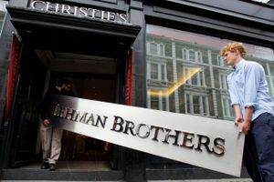 Sindbilledet på en nedsmeltning: Skiltet, der hang over Lehman Brothers afdeling i London, bæres ind på Christies auktioner fotr at bliver bortauktioneret som en finanskrisesourvenir. Foto: AP/Kirsty Wigglesworth