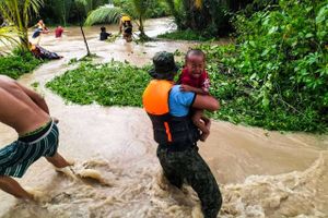 Da vandet steg efter voldsom nat med regn, blev flere områder i Filippinerne oversvømmet.