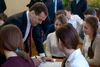 Ruslands premierminister, Dmitri Medvedev, besøgte mandag Krim – her på en skole i Simferopol. Han er den højest placerede russiske regeringsrepræsentant, som har været på sortehavshalvøen, siden den blev indlemmet i Rusland i sidste måned. Foto: Alexander Astafyev/AP