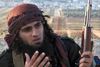 Fredag eftermiddag valgte Facebook i Danmark at lukke ned for profilen Jihad Fisabililah, der opfordrer danske muslimer til hellig krig. Abu Khattab (th.) er en af dem, der er rejst til Syrien. Forleden lagde han en video op på YouTube, hvor han skød efter billeder af seks navngivne danskere. Foto: Screendump fra Facebook og YouTube