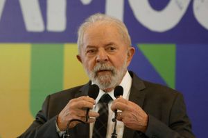 Det skal ikke være muligt at fælde et eneste træ i Amazonas-regnskoven længere. Med det budskab har præsidentkandidat og tidligere præsident i Brasilien Luiz Inácio Lula da Silva officielt indledt sin valgkamp, som vil gøre op med flere års afskovning og afbrændinger af regnskoven.