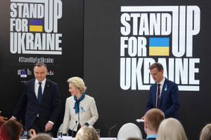 EU's kommissionsformand har med Polens og Canadas ledere afholdt en indsamling til Ukraine i Warszawa.