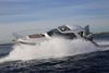 Bavaria 360 Sport Coupé er en fin båd – og til færre penge end mange konkurrenter. Her sejler vi med 29,5 knob på toppen ved testen ud for Barcelona.