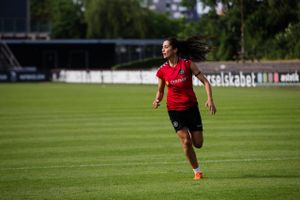 Den danske landsholdsangriber Nadia Nadim siger farvel til den franske klub Paris Saint-Germain.
