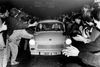 <HA.4.203>En Trabant kører over grænsen ved Gudow (syd for Lübeck). De østtyske familier blev budt velkommen med piften, hujen og trommen på bilernes bliktage, da de krydsede grænsen til Vesttyskland den 9. november 1989. <cutline_credit>Foto: Holger Bundgaard</cutline_credit><HA.4.0>