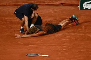 Rafael Nadal og Alexander Zverev spillede drømmetennis, da tyskeren måtte opgive i French Open-semifinale.