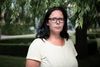 Charlotte Ahm er barnebarn og værge for den 90-årige kvinde med demens, som TV 2 i 16 døgn har filmet med skjulte kameraer til en tv-dokumentar. Dokumentaren afdækker kritisable forhold på et aarhusiansk plejehjem, men Vestre Landsret har nedlagt et fogedforbud mod, at TV 2 bringer den. Foto: Mads Frost
