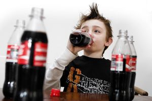 Skal det være slut med slagtilbud på cola og ekstra fedende fødevarer? Danskerne mener, at det er på tide, at fødevareindustrien kommer på banen i kampen mod overvægt i samfundet.