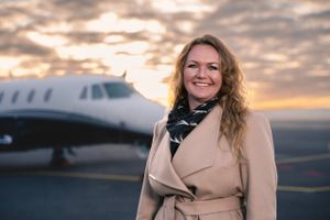 Den 45-årige Lotta Sandsgaard er udpeget som Aarhus Airports nye direktør og har sit eget fly stående i lufthavnen.