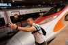 En passager tager en selfie efter Guangzhou-Shenzhen-Hong Kong Express Rails jomfrurejse fra Beijing til Hongkong den 23. september. Foto: Tyrone Siu/AFP