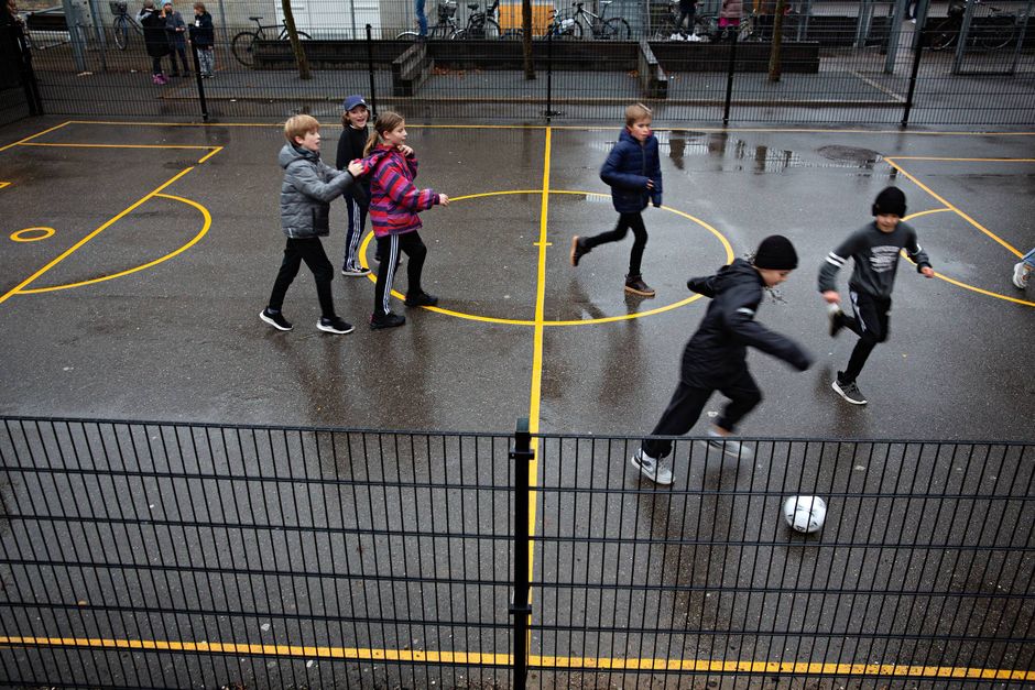 En ekspert mener, at restriktionerne i skoler og institutioner skal fjernes. Han støttes af formanden for Skolelederforeningen, mens en repræsentant for forældrene mener, at de nuværende restriktioner er passende.