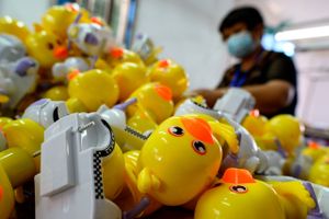 Usamlede legetøjsænder hober sig op på en fabrik i Shantou i det sydlige Kina. Fyldte lagre rundt om i verden betyder ordretørke på eksportmarkederne og dermed nedtur for verdenshandelen.. Foto: AFP/Noel Celis