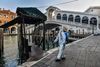En kommunalarbejder i Venedig desinficerer offentlige områder ved Rialto-broen for at undgå spredning af smitte. Foto: Marco Sabadin / AFP