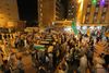 Sørgende bærer kister med ofrenen for et selvmordsangreb mod en moske i Kuwait i juni.