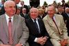 Tre ældre herrer, fra venstre tidl. kansler Helmut Kohl, ekspræsidenterne Mikhail Gorbatjov og George Bush, som i 1990 førte forhandlingerne om det fremtidige sikkerhedspolitiske billede i Europa, blev i 2005 genforenet til en prisuddeling på den gamle grænse mellem Øst og Vest i den tyske landsby Geisa. Arkivfoto: Fabrizio Bensch/AP