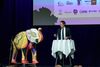 Tidligere landsholds- og AGF-spiller Flemming Povlsen satte stemningen ved auktionen. Foto: Jan Kejser, Psykiatrifonden