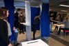 Torsdag var elever fra 8. og 9. klasse over hele landet til folketingsvalg. På Skovbyskolen i Galten var Pernille Worsøe fra 9.B. den første ude af stemmeboksen. Hun satte sit kryds ved Socialdemokraterne, men det var Venstre, der hev en overbevisende sejr hjem, da stemmerne fra hele landet var talt op. Foto: Joachim Ladefoged