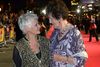 Filmen ”Philomena” om en irsk kvindes tvungne bortadoption af en søn har dansk premiere i dag. Virkelighedens Philomena Lee (til højre) spilles af Judi Dench. De to blev fotograferet sammen ved filmens gallapremiere i London. Foto: Jon Furniss/AP