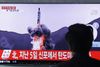 Situationen i Nordkorea bliver fulgt tæt – og med ængstelse – i Sydkorea. Her følger en sydkoreaner tv-billeder af en tidlligere missilaffyring i Nordkorea. Foto: Ahn Young-joon/AP