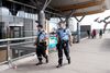 Tydeligt bevæbnede betjente patruljerer på vigtige offentlige steder over alt i Norge.