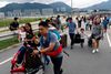 Passagerer forsøger at nå deres fly, efter at demonstranter søndag forsøgte at blokere adgangen til Hongkongs lufthavn dagen efter de dramatiske demonstrationer i centrum. Foto: Tyrone Siu/Reuters