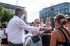 Aarhus-rådmand Bünyamin Simsek (V) delte mundbind ud til aarhusianere i starten af august. Nu skal de studerende til egne lommer, hvis de vil leve op til mundbindskravet. Det møder kritik. Foto: Marie Ravn
