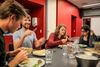 11. etage i Grundfos Kollegiet på Aarhus Ø har madklub. Aftenens menu står på græske frikadeller med tzatziki og fladbrød. Foto: Aarhus Panorama