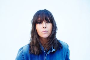 Cat Power laver kopinumre, som var de skabt til hende. Elvis Costello er skiftevist anstrengende og suverænt excentrisk.