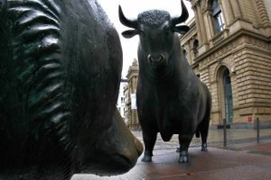 Statuer af tyr og bjørn foran børsen i Frankfurt. Arkiv. Foto: AP/ Michael Probst