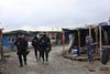 En flygtningelejr i den franske havneby Calais kan ryddes delvist, har en fransk domstol bestemt.