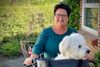 Karin Gaardsted deler bomuldshunden Hugo med sin datter, der bor i Aarhus. Hugo bor på skift i Viborg og Aarhus og er dermed Karin Gaardsteds eneste "hjemmeboende barn". Foto: Emma Amalie Oxenbøll