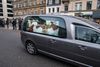 Det er klokken 18 fredag, at båren overføres fra Amalienborg til Christiansborg Slotskirke i en rustvogn efterfulgt af den kongelige familie. Foto: Martin Sylvest/Ritzau Scanpix