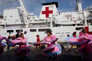 Venezuelanske dansere bød det kinesiske hopitalsskib "Fredens Ark" velkommen, da det ankom til havnen i La Guaira. Foto: AP/Ariana Cubillos