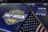 Harley-Davidsons loge bliver vist på skærmen på New York Stock Exchange. Præsident Trump afviste tirsdag, at hans handelspolitik er årsagen til, at virksomheden flytter en del af sin produktion ud af USA. Det er bare en undskyldning, sagde præsidenten. Foto: AP/Richard Drew
