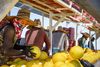 En sæsonansat markarbejder fra Guatemala er i gang med at sortere meloner på en farm i Arizona. I år er omkring 30 af arbejderne rejst hjem før tid, fordi de var bange for coronavirussen. Foto: Ed Kashi
