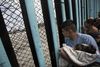 Der er allerede et solidt hegn mellem Mexico og USA her i Tijuana, Mexico. Amerikanske asyladvokater har advaret migranterne om, at de risikerer flere måneders adskillelse fra deres børn, hvis de søger asyl i USA. Foto: Hans-Maximo Musielik/AP